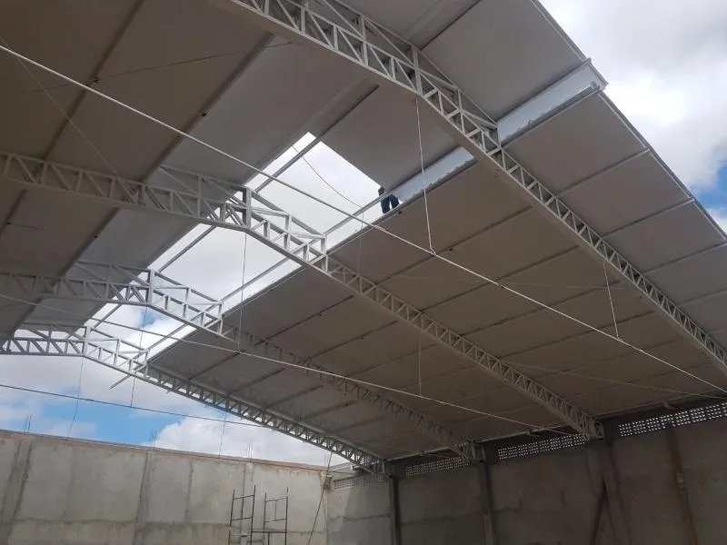 Cobertura de galpão em telha sanduíche com forro branco
