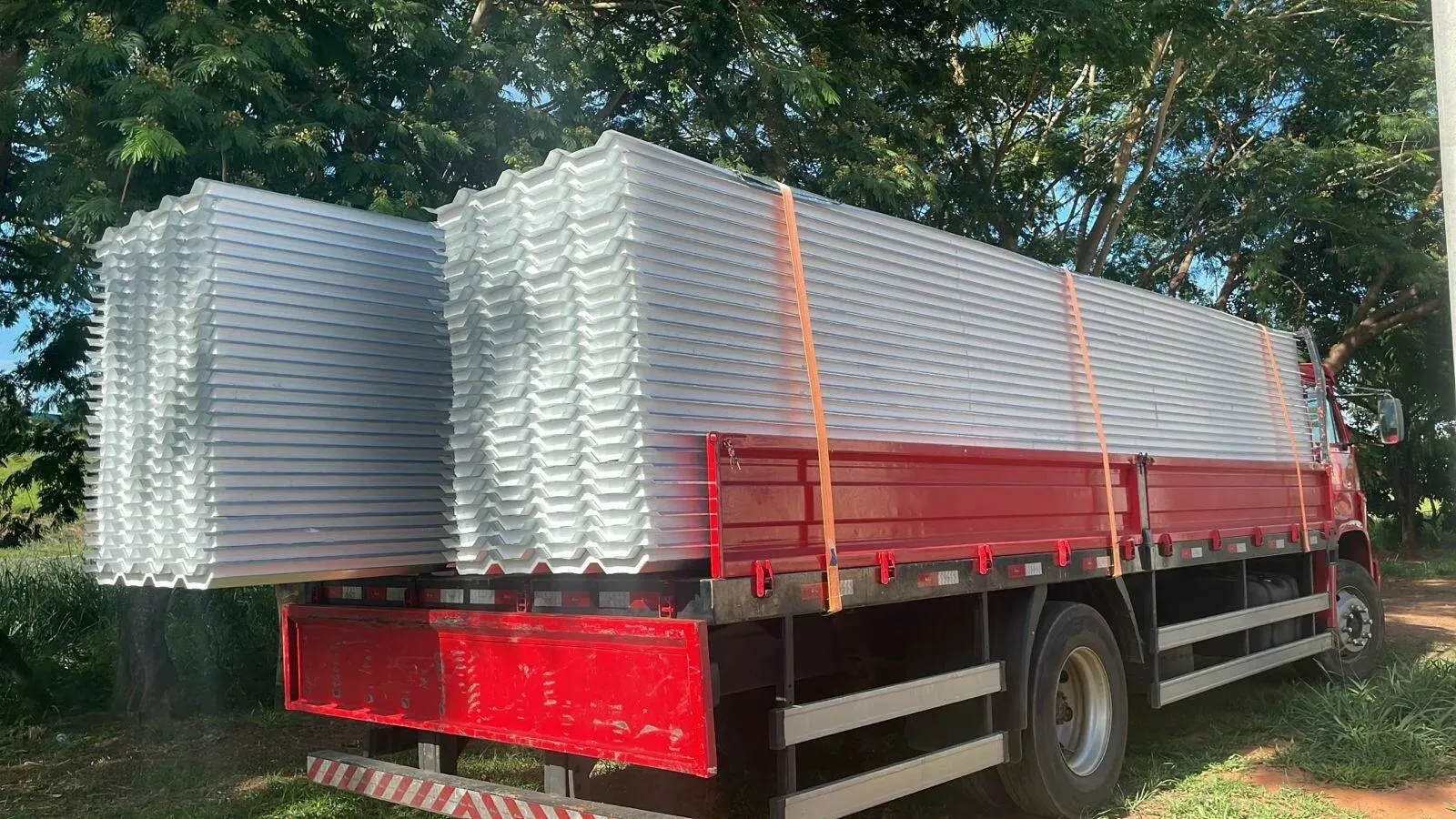 Telha sanduíche EPS aplicada em cobertura de galpão