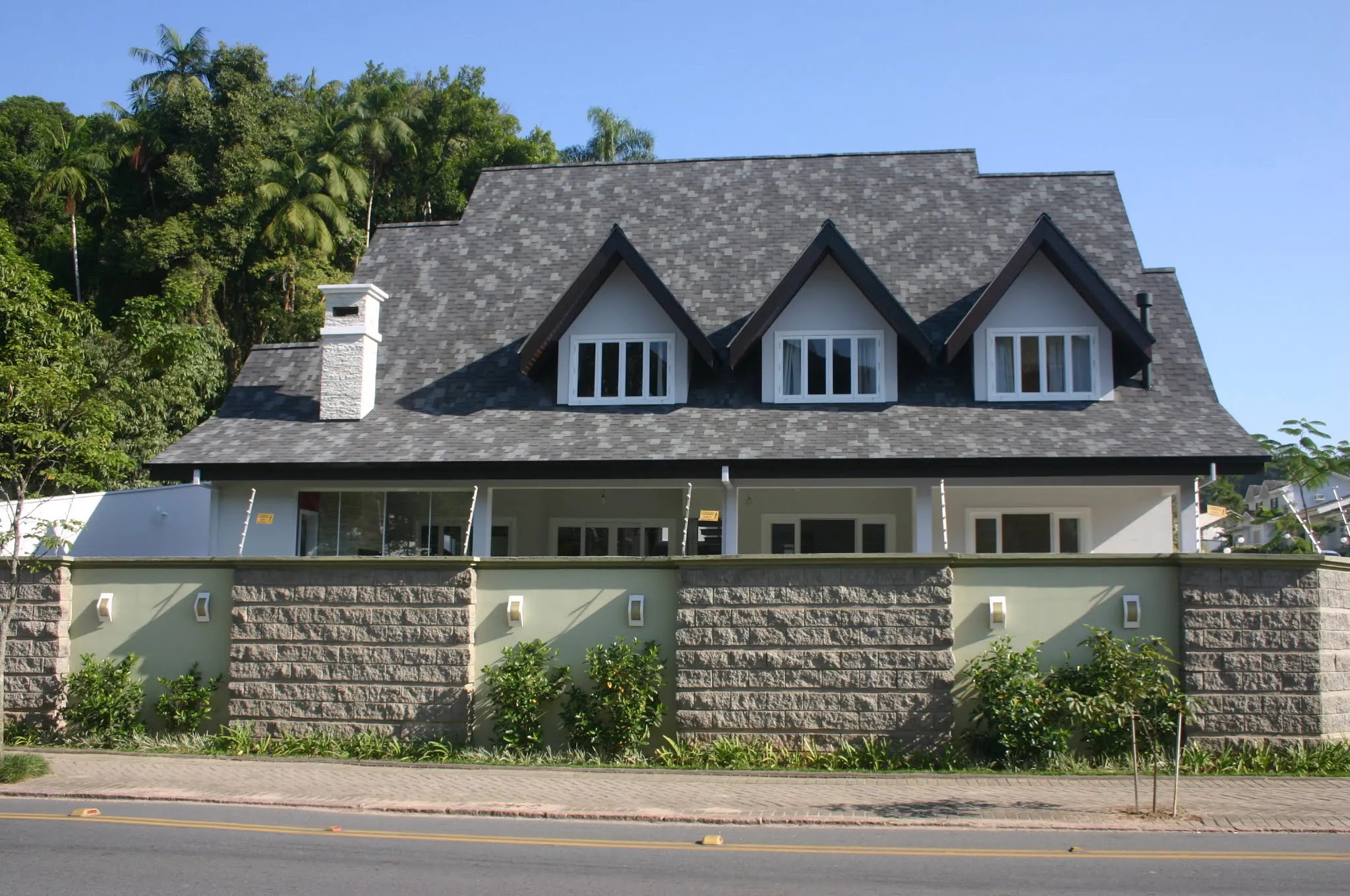 Telhado residencial com telha shingle grafite